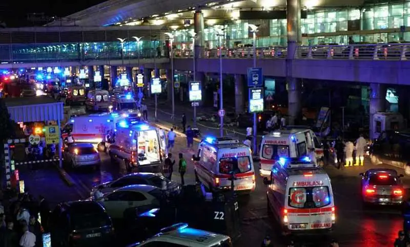 Жертвите на летище „Ататюрк“ достигнаха 28, атентаторите са трима